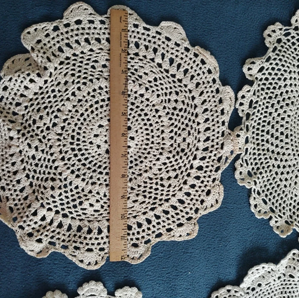 Lot of four vintage crochet beige doilies are made of cotton, 12